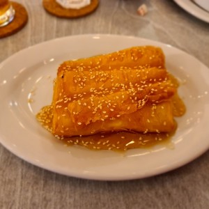 Feta asado con miel