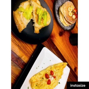 omelette y pancakes