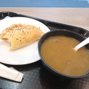 Empanada de queso con albahca y sopa de la abuela