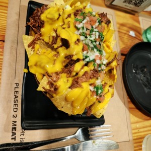 STARTERS - PULLED PORK NACHOS