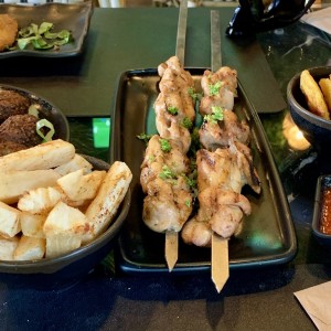 Pinchos de pollo jugozo y con yuca de verdad