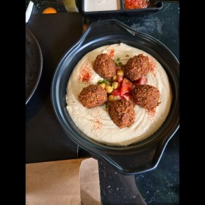 humus con falafel