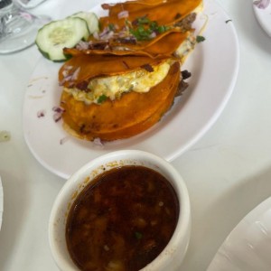 4 Quesatacos (Doble Tortilla, Queso Fundido, Carne, Cebolla y Cilantro)