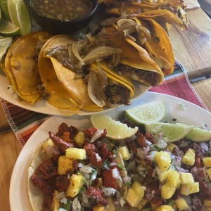 Queso fundido con pastor