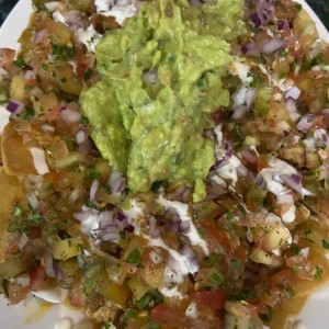 Nachos premium de pollo con chorizo