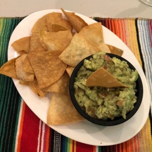 Totopos con guacamole