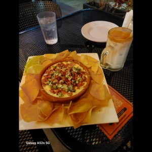 Queso fundido con chorizo