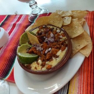 queso fundido con chorizo