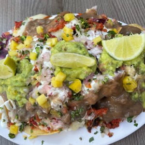 nachos al pastor 7/10 ingredientes exagerados.