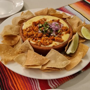 queso fundido con chorizo
