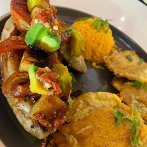 Pollo con arroz y patacones