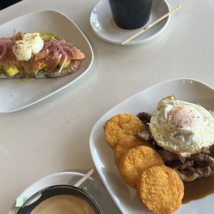 Bistec Picado a Caballo y tostada selvatica