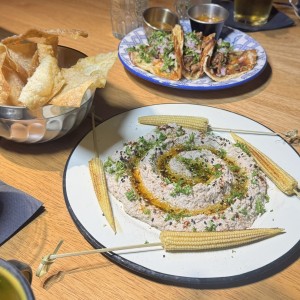 Hummus de Girasol y Tacos de Birria