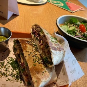 Philly strak crunchwarp con Ensalada verde