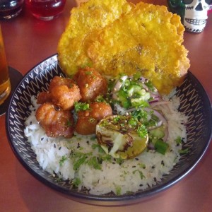 plato saludable de pescado con semillas chia