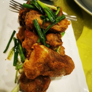 Costillita frita con ajo, sal y pimienta