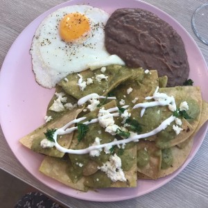 Chilaquiles en salsa verde con huevo