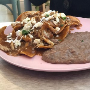 Chilaquiles con pollo en salsa roja
