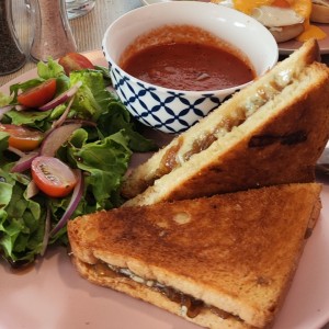 Grilled cheese con sopa de tomate y ensalda