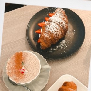 Croissant de fresas y crema