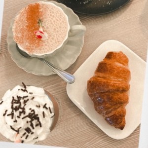 Croissant sencillo y chocolate
