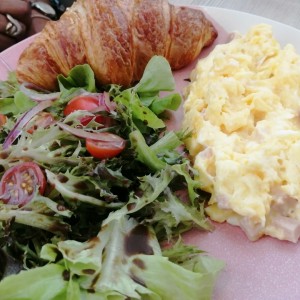 Huevos revueltos con croissant