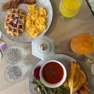 American breakfast y derretido con sopa de tomate