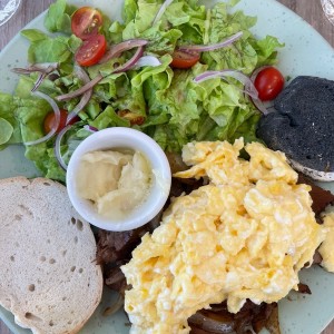bisteck con huevos revueltos