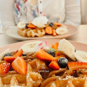 Waffles con guineo, fresas, blueberry y dulce de leche