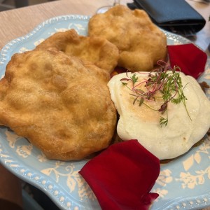 A caballo con Huevo frito , Cebollas salteadas y Tostadas