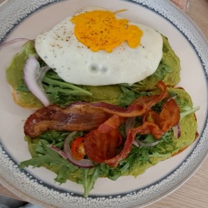 tostadas con aguacate, huevo y tocino