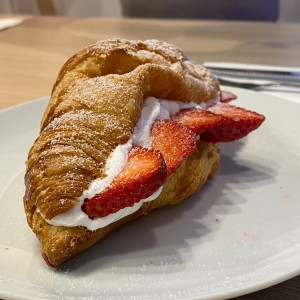 Croissant de fresas y crema