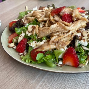 Ensalada de lechuga, fresas, almendras, queso feta y adicional el pollo