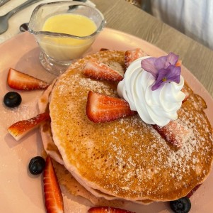 Pancake de rosas y cranberry con crema anglaise