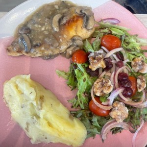 Pillo con hongos y ensala rustica
