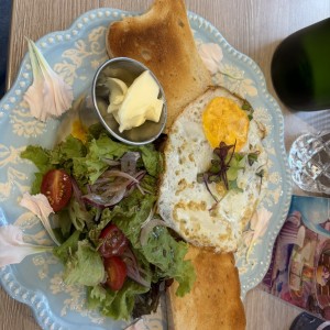 A caballo con Huevo frito , Cebollas salteadas y Tostadas