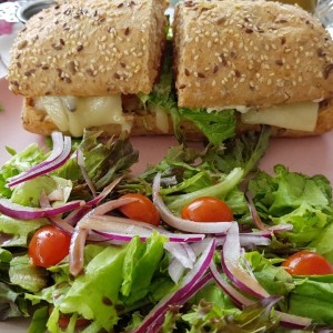 roasted chicken sandwich con ensalada de la casa
