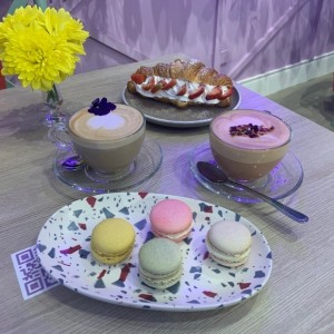 Cafe lavanda y rosas, Macarons y crossaint con fresas ?