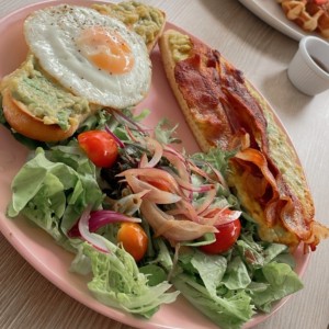 Avotoast con huevo y bacon