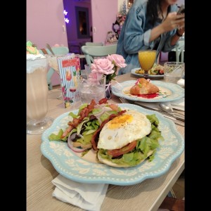 Tostada mixta de aguacate