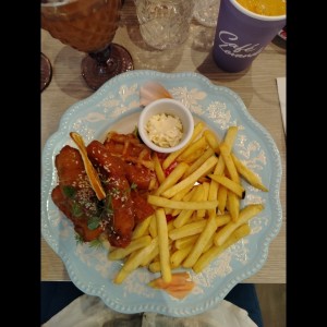 Deditos de pollo y wafle