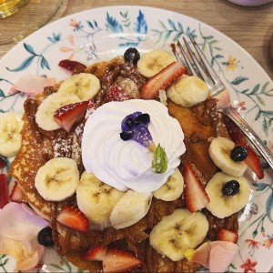 Con Guineo y Dulce de leche,Fresas,Blueberry y Chantilly