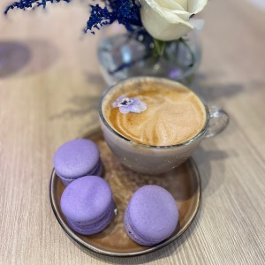 Latte de Lavanda con Macarons