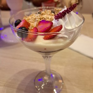 Parfait de yogurt, granola y frutos rojos