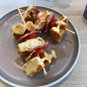Brocheta de Waffle con bacon y fresa