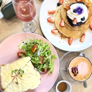 croque monsieur, pancakes, cafe latte rosas y mimosa