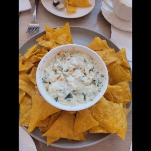 dip de alcachofa y espinaca con nachos