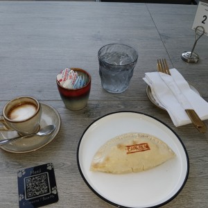 Macchiato con empanada chilena