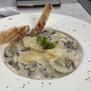 Ravioli en crema de hongos