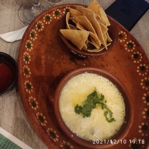 queso fundido, y totopos